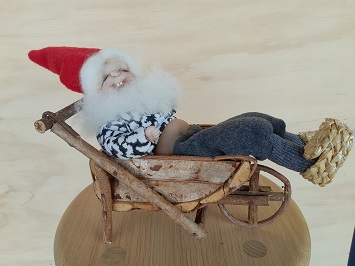 30 cm nisse sover i trillebør